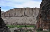 A Ana observa o canyon onde está a fantástica Cueva de Las Manos, no sul da patagônia, na Argentina